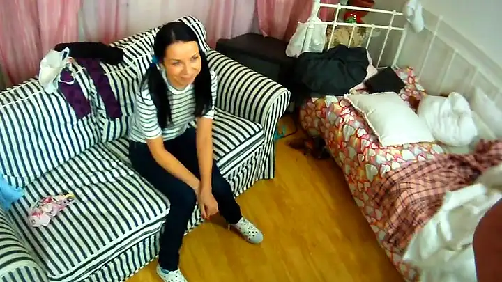 Брюнетка не захотела снять кофточку и за это ее выебли в очко