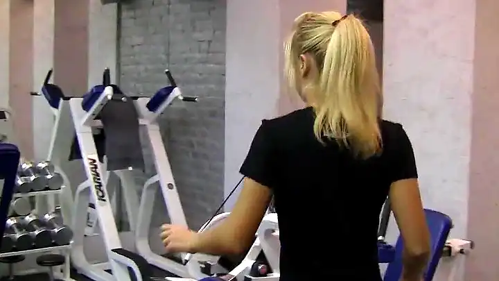 Девушка занималась на тренажерах, а затем сделала минет в туалете