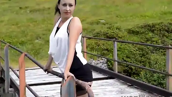 Туристка в черных чулочках гуляет по камням и позирует на природе