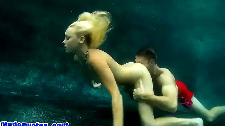 Водолазы красиво ебутся под водой после куни и минета в бассейне