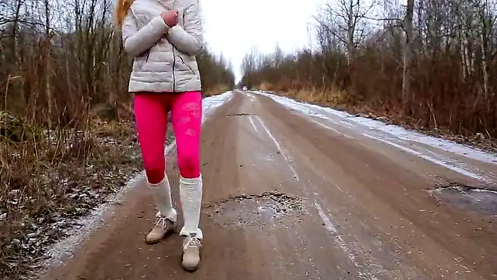 Русская сучка стягивает красные штанишки и ходит по лесу голой