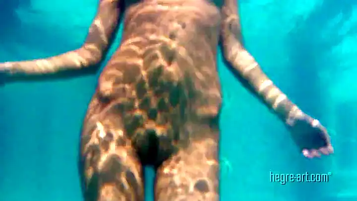 Голая блондинка с большой грудью купается в море и валяется на пляже