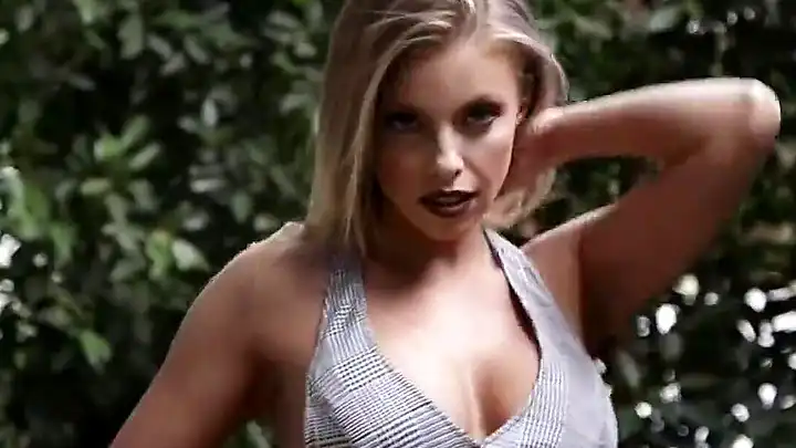 Красивый заглот хуя и ебля Britney Amber в черных чулках
