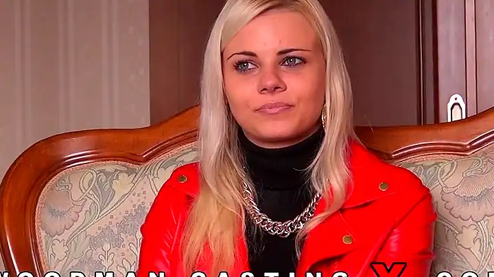 Блондинка Elina Sweet замерзла на порно кастинге и попросила халат