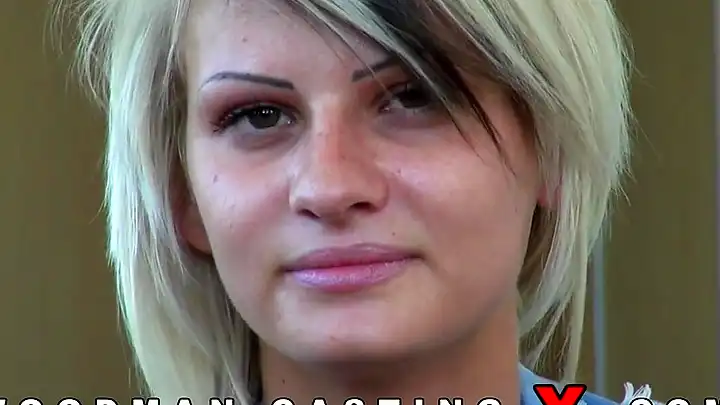 Румынская блондинка Judit сняла джинсовый костюм на порно кастинге