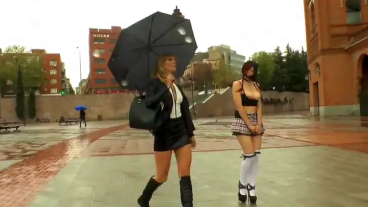 Полуголая рабыня Zenda Sexy гуляет под дождем и трахается в клубе