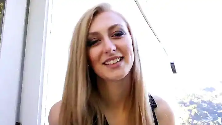 Сексуальная блондинка в жилетке Alexa Grace сосала хуй и еблась
