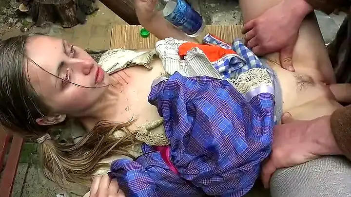 Среди грязи мужики старые трахаются с молодыми бабами и кончают.
