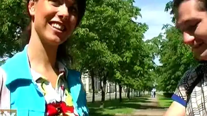 Худенькая русская чувиха трахается с байкером на пустыре