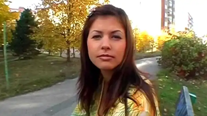 Классная брюнетка хвалится сисечками и сосет хуй под деревом