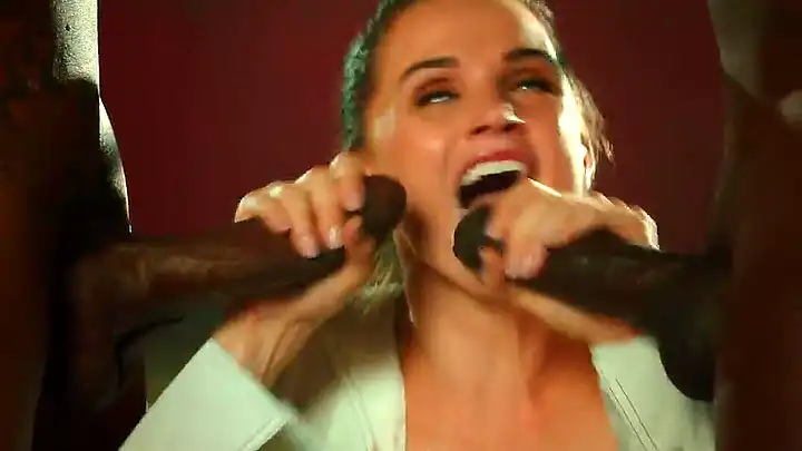 Tori Black во время репортажа устроила порно с неграми двумя