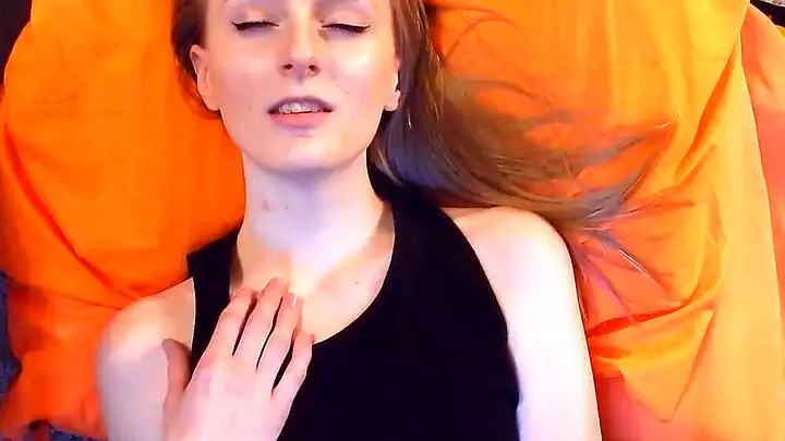 Лицо кончающей девушки крупным планом