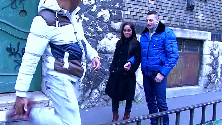 Муж слизывает чужую сперму со спины жены